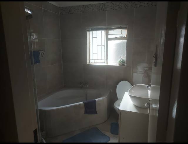 4 BEDROOM HOUSE FOR SALE IN OOS EINDE